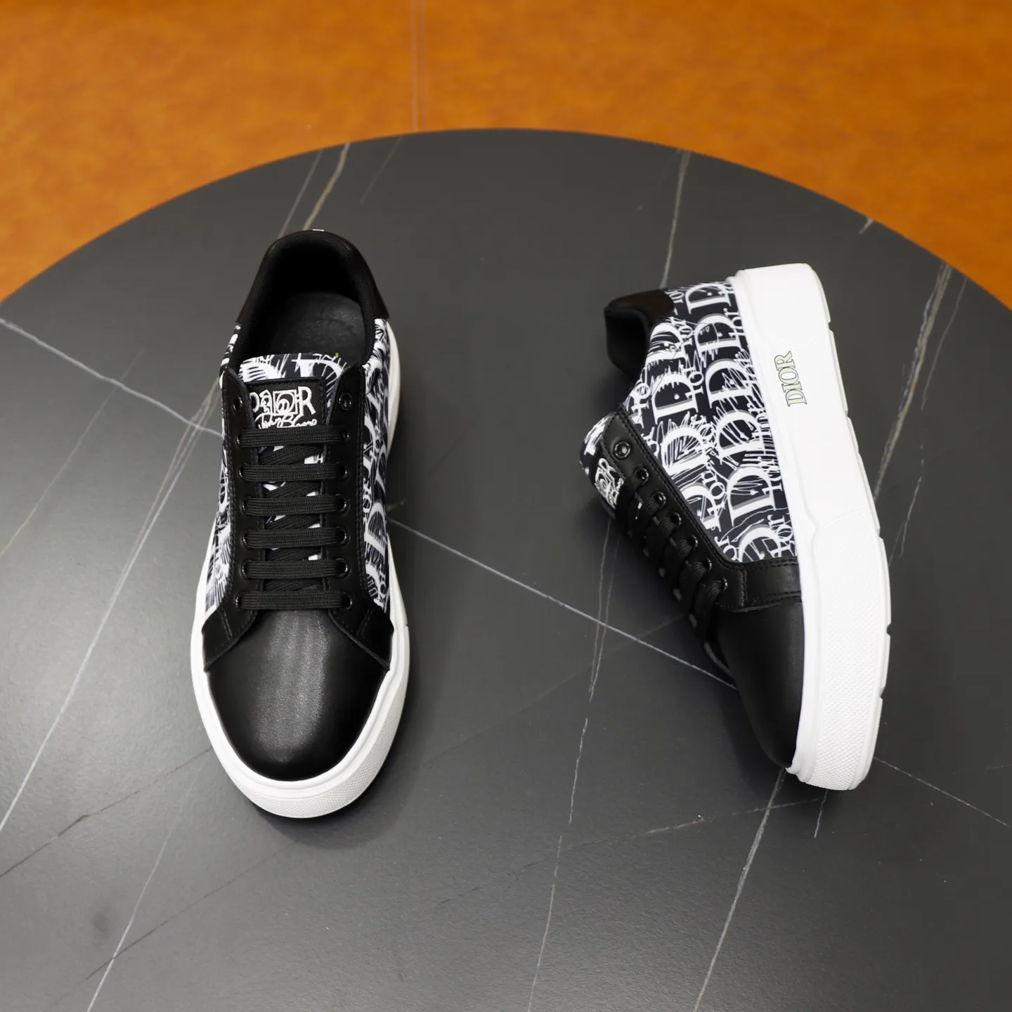 Ex-factory price: 440💰🙅‍♂️🙅‍♂️🙅‍♂️ Brand: Dior DIOR Standard code: 38-44 (45 customized) Grade: Same as the official website Material: Original fabric Comfortable lining Lightweight wear-resistant outsole Style category: Men's fashionable casual shoes Running sneakers Distinguished luxury brand elements Top luxury Color: Actual picture color